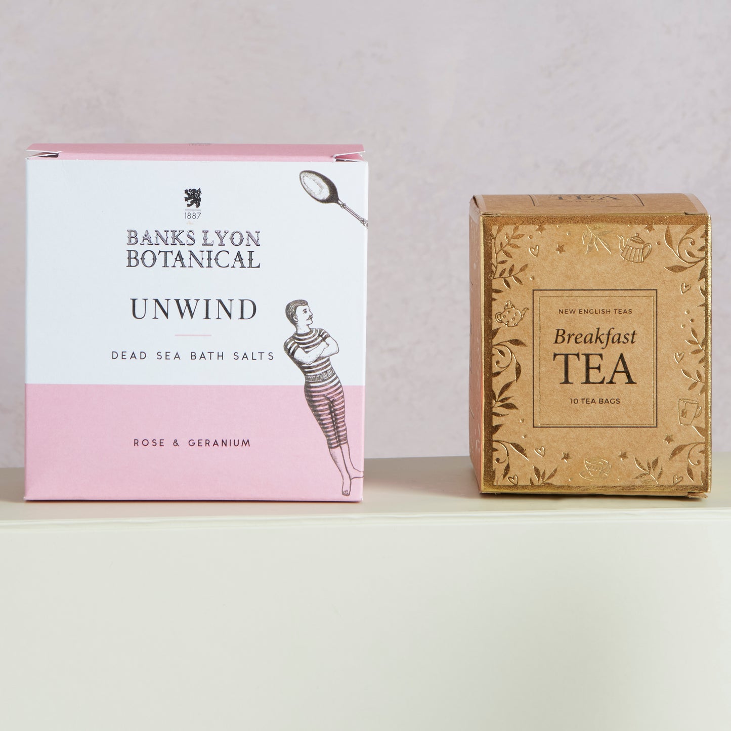 Close up of products in Pamper Hamper for Her, a luxury gift hamper from hampers.com UK