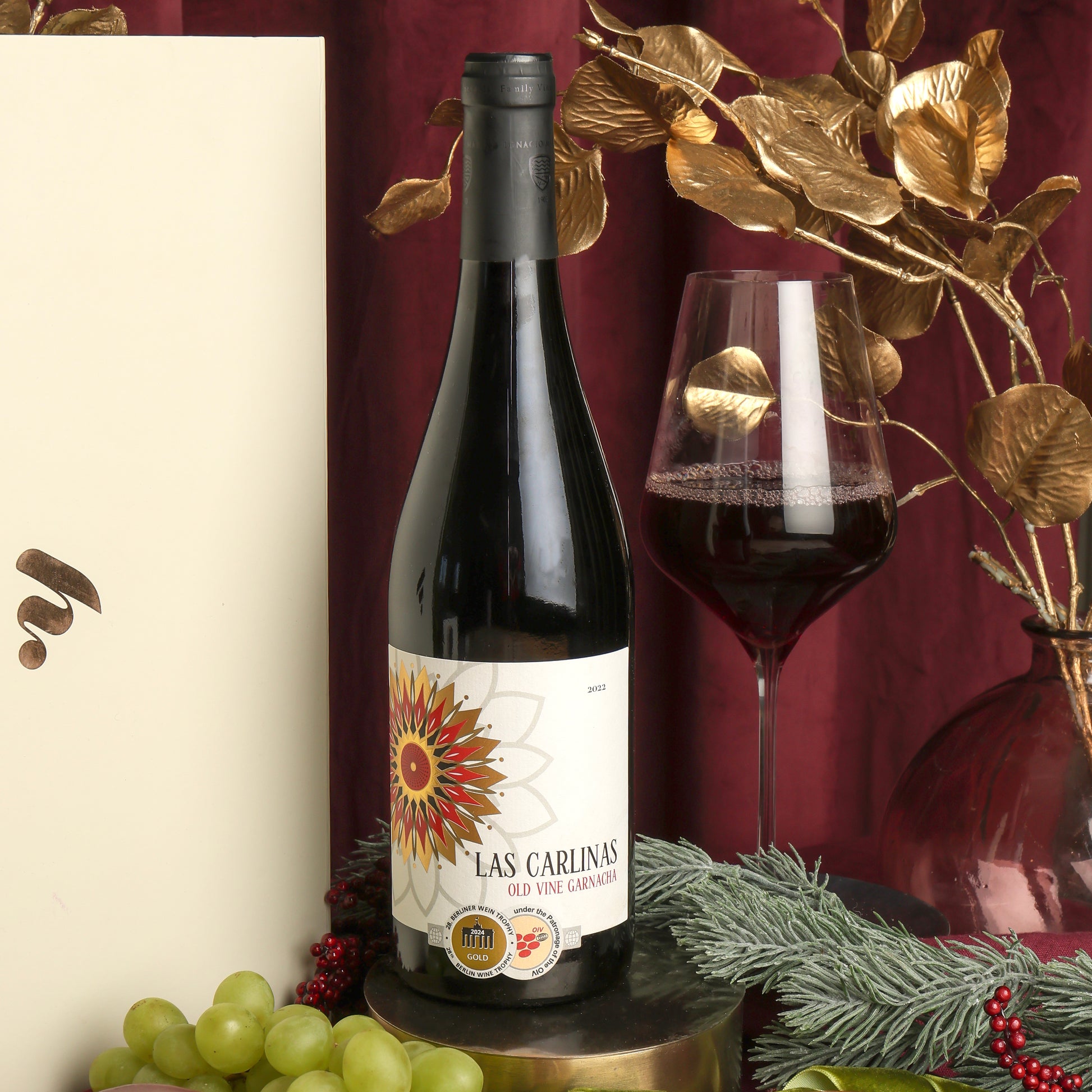 Products in Classic Wine & Cheese Gift Box, a luxury gift hamper from hampers.com UK