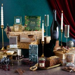 Exquisite Pairing: Drinks and Delicacies in our Luxury Christmas Day Hampers