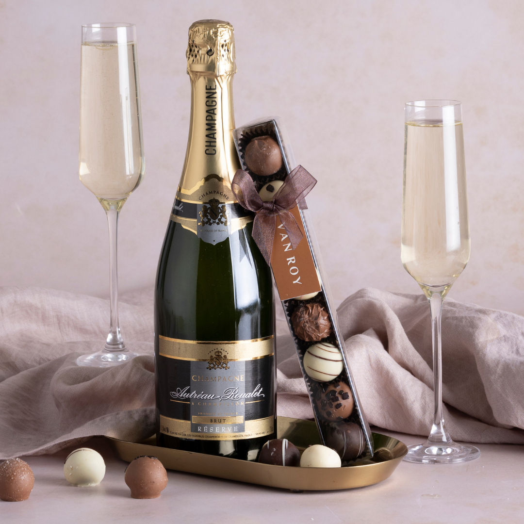 prosecco & treats hamper with contents on display